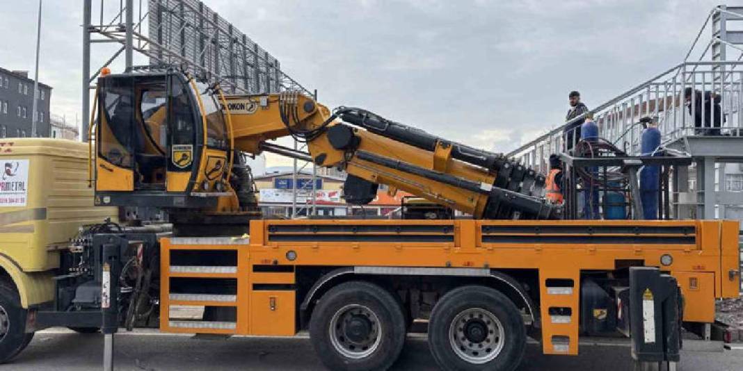 ‘Evimin içi görünüyor’ dedi, mahkeme kararıyla üst geçidi yıktırdı! Vatandaştan ‘Anlamı yok’ itirazı: “Yine ev gözüküyor” 4